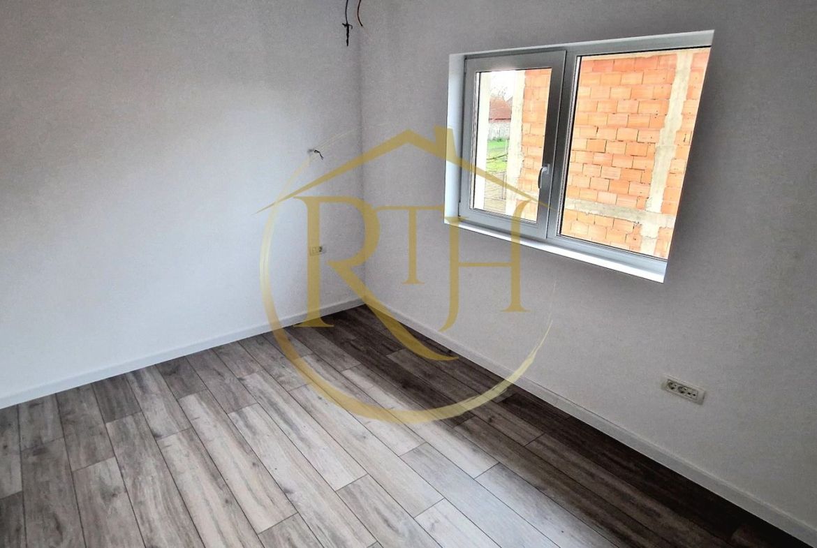 Duplex de vanzare cu 4 camere,2 bai,250 mp teren-Mosnita Veche zona Centrala.