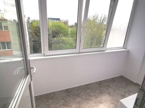 De vanzare apartament cu 2 camere, central. et. 3, 79.900 euro