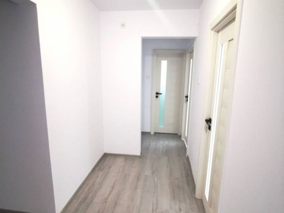 De vanzare apartament cu 2 camere, central. et. 3, 79.500 euro