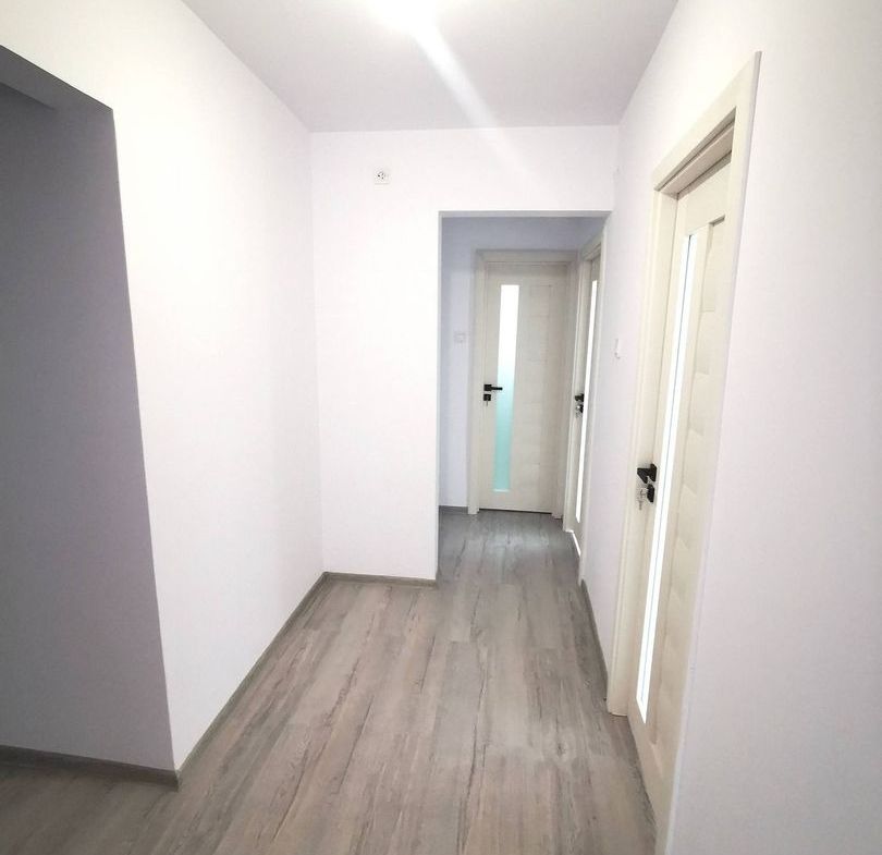 De vanzare apartament cu 2 camere, central. et. 3, 79.900 euro