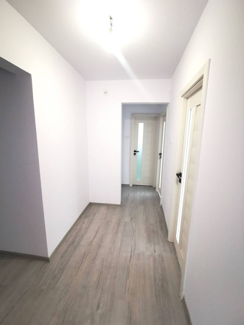 De vanzare apartament cu 2 camere, central. et. 3, 79.900 euro