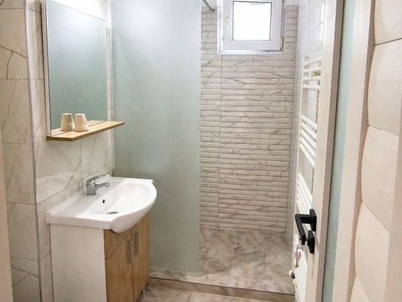 De vanzare apartament cu 2 camere, central. et. 3, 79.500 euro