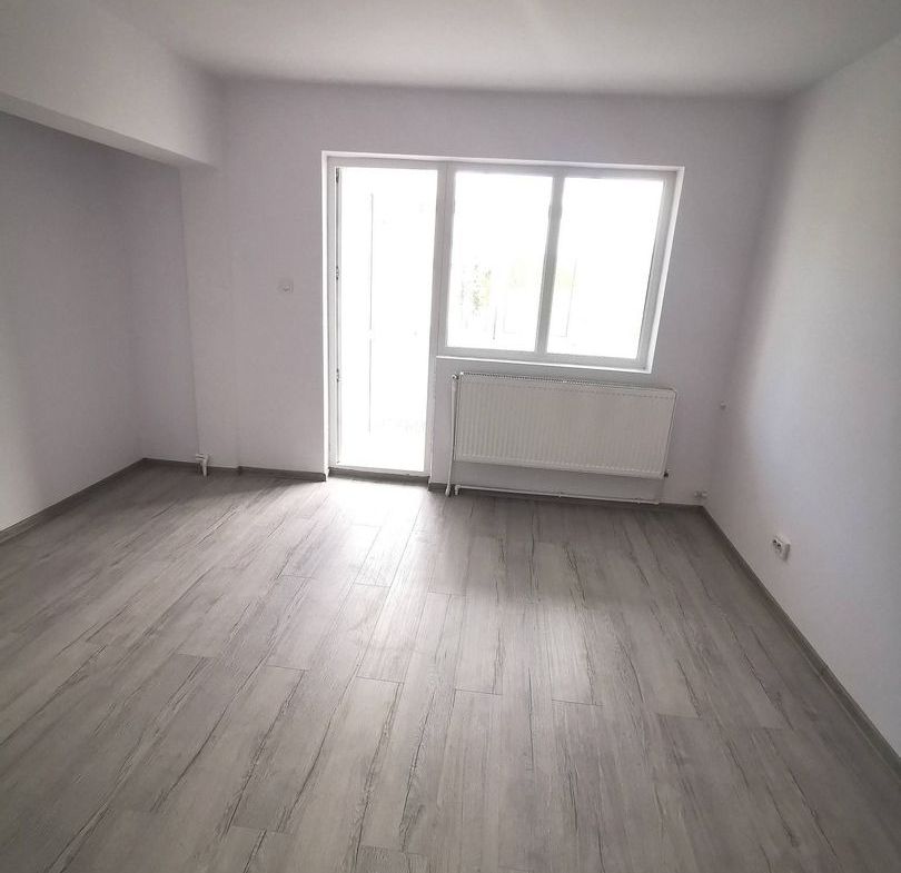 De vanzare apartament cu 2 camere, central. et. 3, 79.900 euro