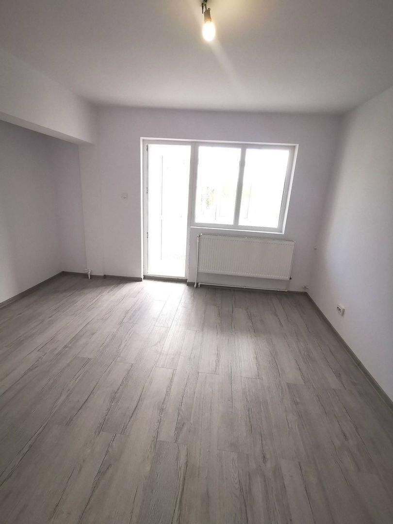 De vanzare apartament cu 2 camere, central. et. 3, 79.900 euro
