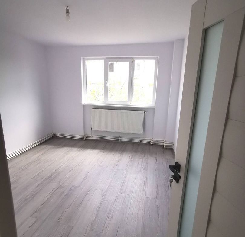 De vanzare apartament cu 2 camere, central. et. 3, 79.900 euro