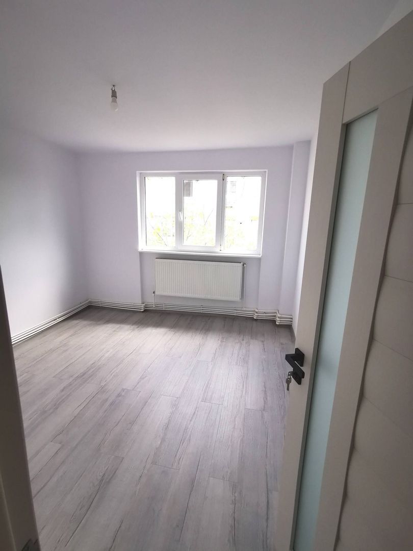 De vanzare apartament cu 2 camere, central. et. 3, 79.900 euro