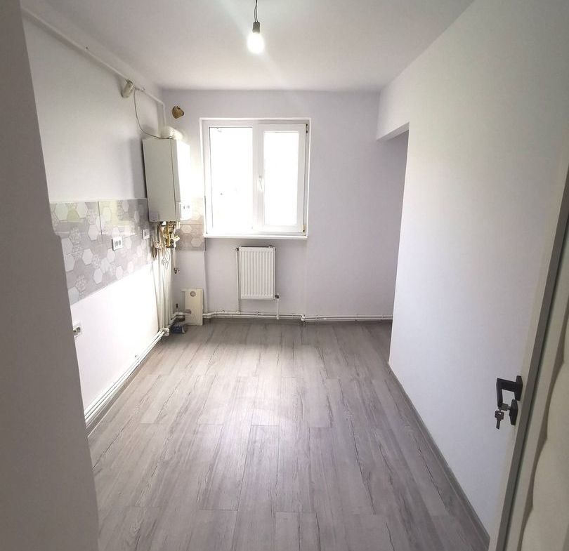 De vanzare apartament cu 2 camere, central. et. 3, 79.900 euro