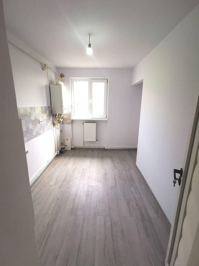De vanzare apartament cu 2 camere, central. et. 3, 79.900 euro