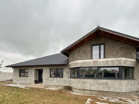 Casă cu 6 camere, în Șendreni
