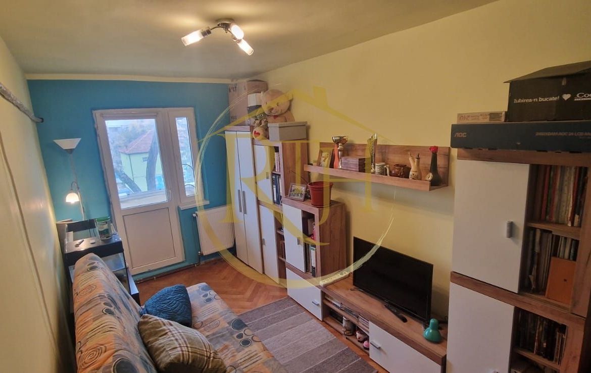 Vand apartament cu 4 camere in zona spitalul judetean,comision ,,0”