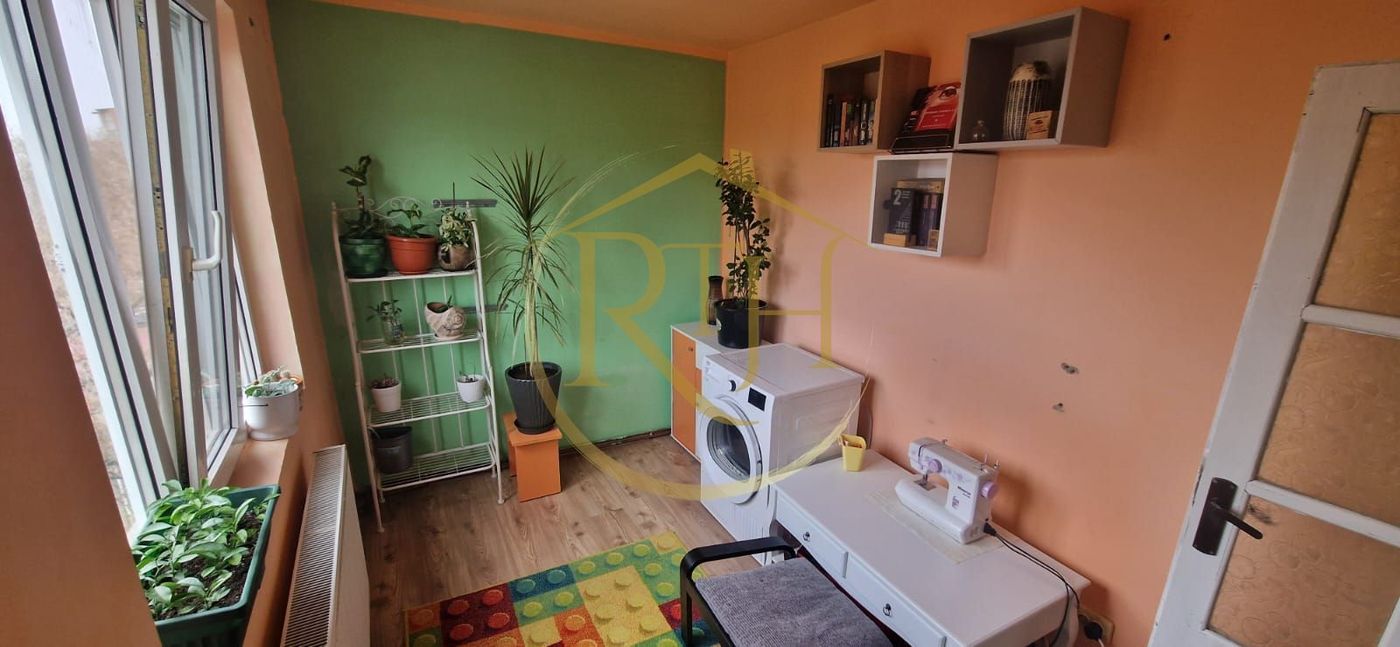 Vand apartament cu 4 camere in zona spitalul judetean,comision ,,0”