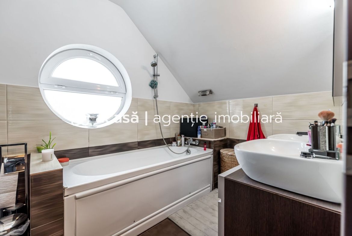 Casă mobilată și utiliată în Westfield | 387 mp teren | curte + anexe