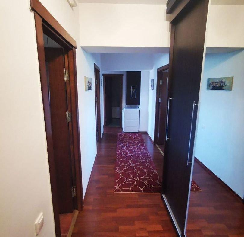 De vanzare apart. cu 3 camere, Complex Vega, Ultimul Leu, et.8, 145.000 E