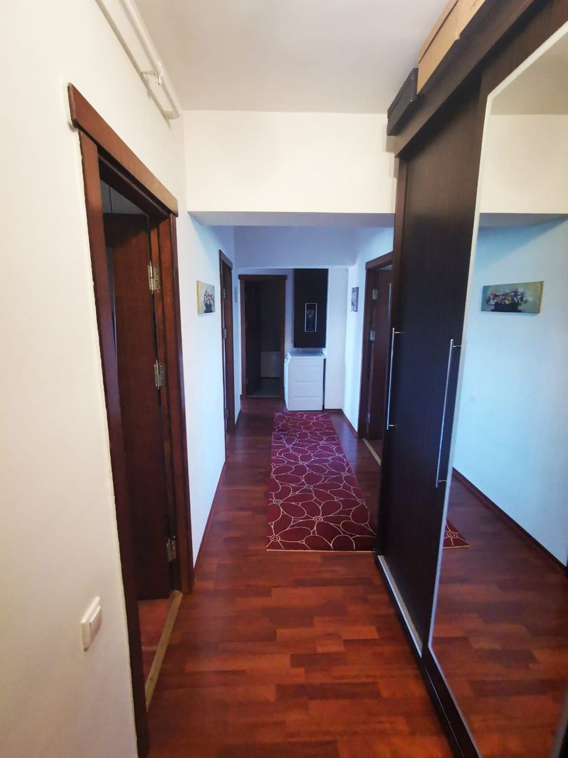 De vanzare apart. cu 3 camere, Complex Vega, Ultimul Leu, et.8, 145.000 E