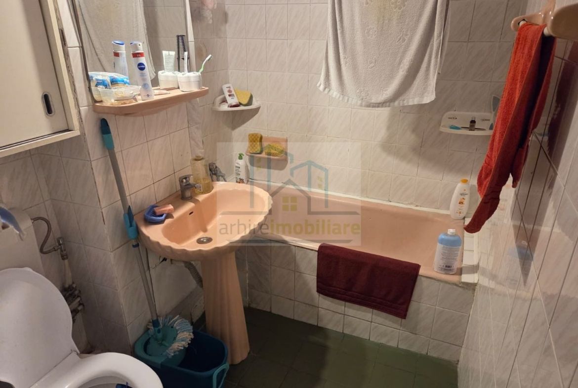 Apartament 3 camere spațios | 63 mp + balcon | bloc 1981 | Olteniței –