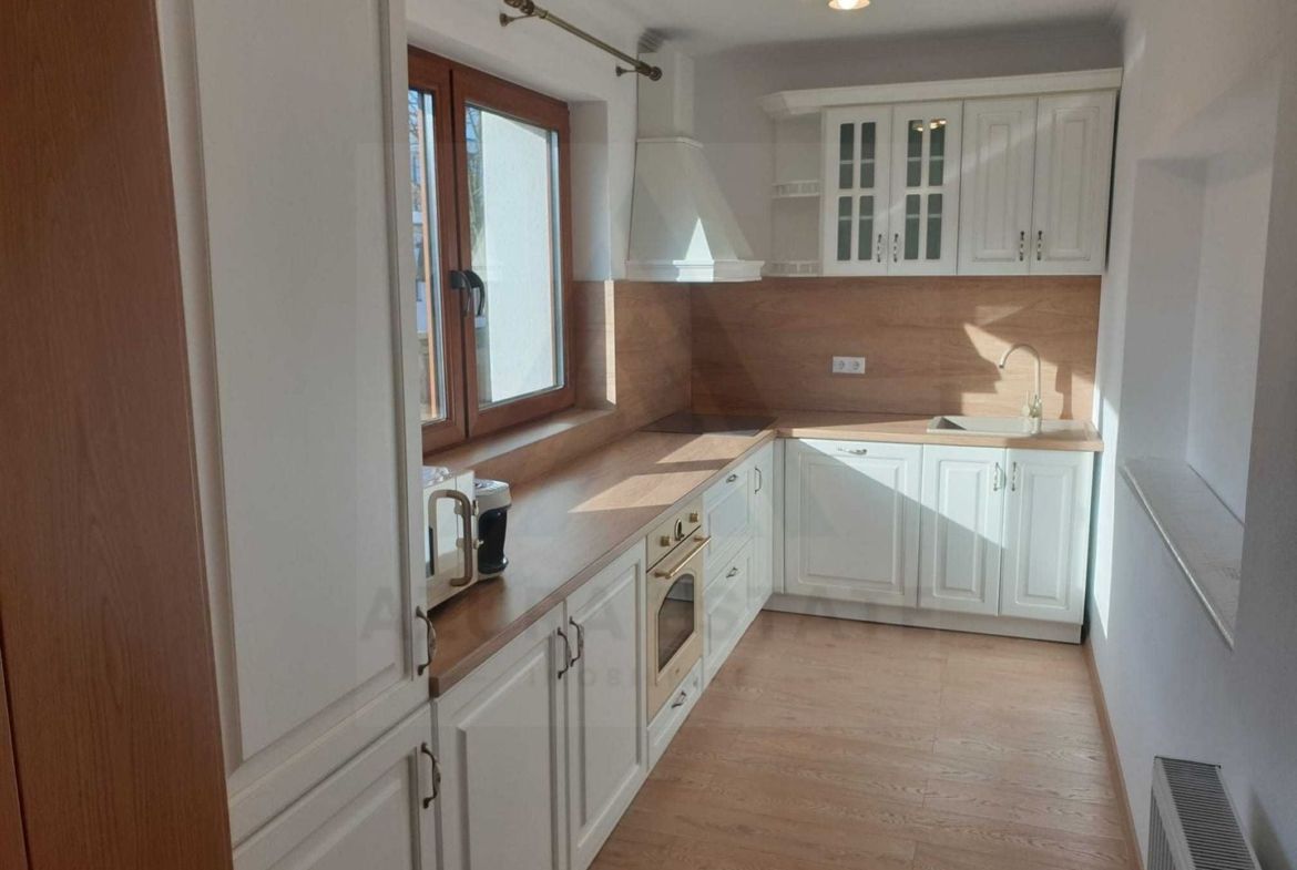 Apartament la casa 2 dormitoare terasa si curte proprie Sub Arini
