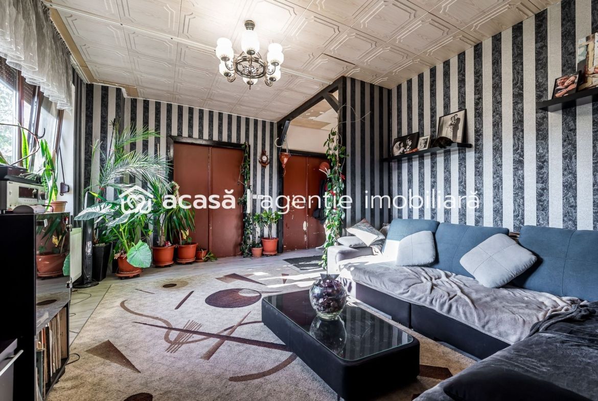Apartament tip casă | 3 camere & curte | zona Colegiului Moise Nicoară