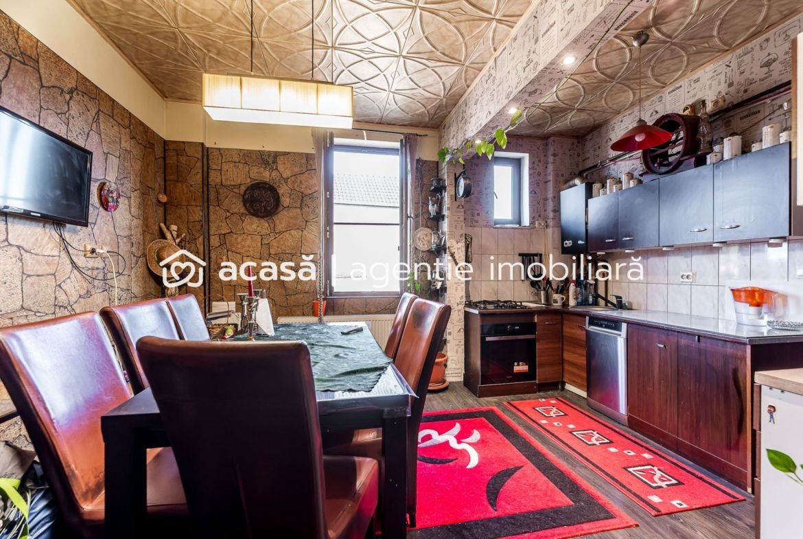 Apartament tip casă | 3 camere & curte | zona Colegiului Moise Nicoară