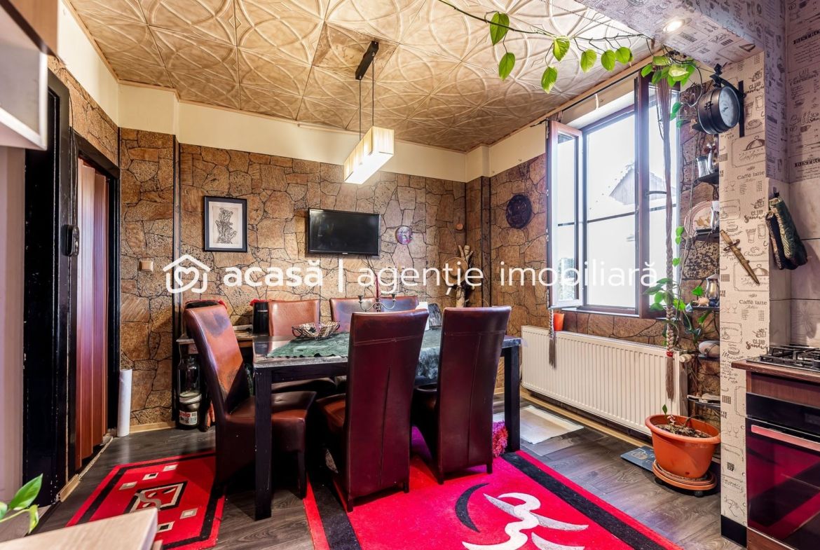 Apartament tip casă | 3 camere & curte | zona Colegiului Moise Nicoară