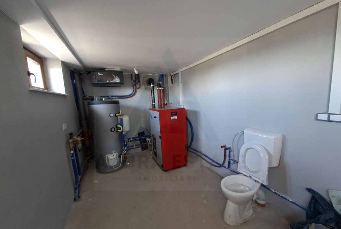 Casa premium 4 camere 2 bai pivnita filigorie teren 550 mp Sura Mare