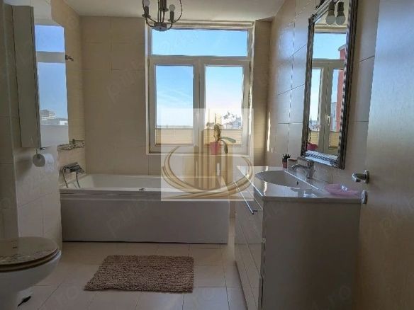 Apartament cu 3 camere, decomandat, tip Penthouse.
