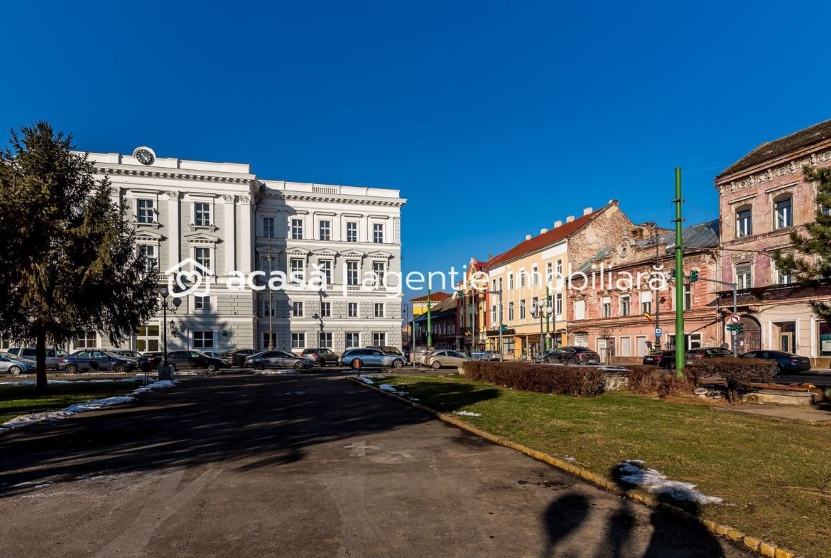 Clădire ultracentrală Arad | lângă Teatru | NU este Monument!