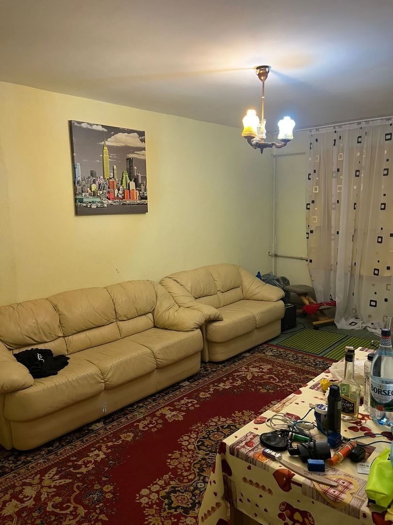 De vanzare apartament 3 camere Micro 16, etaj 4/4, 64.000 euro