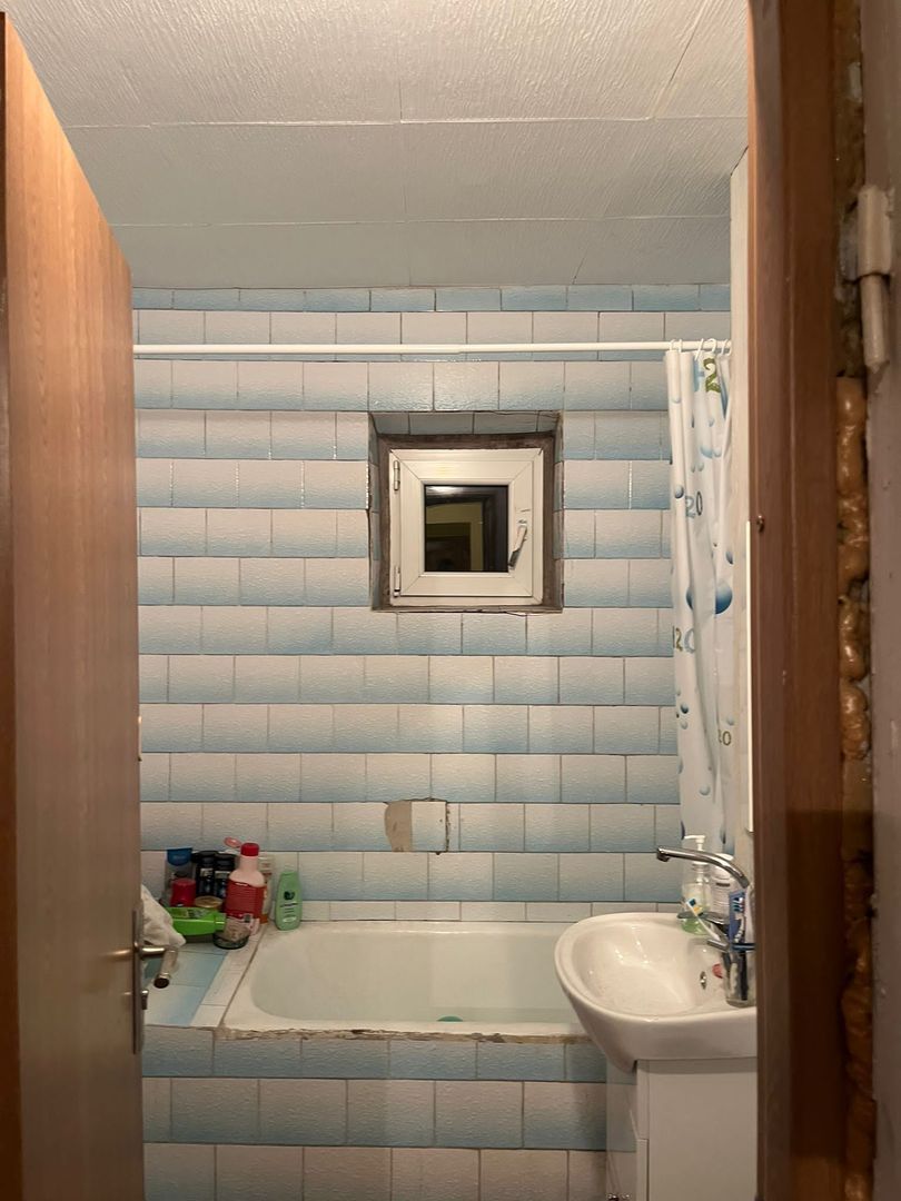 De vanzare apartament 3 camere Micro 16, etaj 4/4, 64.000 euro