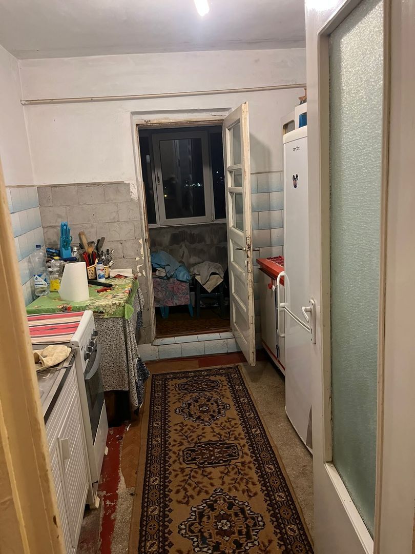 De vanzare apartament 3 camere Micro 16, etaj 4/4, 64.000 euro