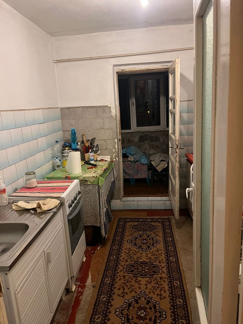De vanzare apartament 3 camere Micro 16, etaj 4/4, 64.000 euro