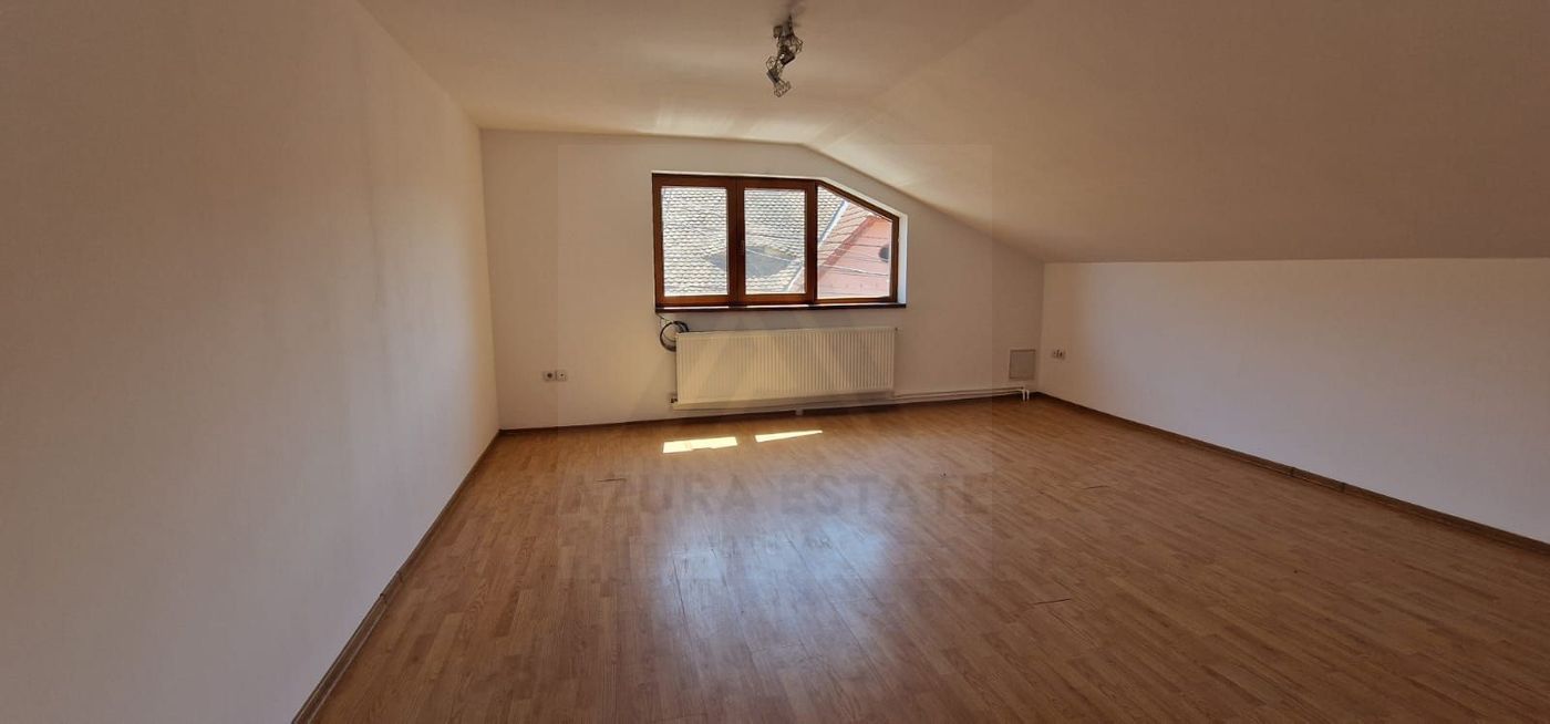 Casa P+1+M cu 5 camere teren 486 mp garaj si filigorie in Trei Stejari