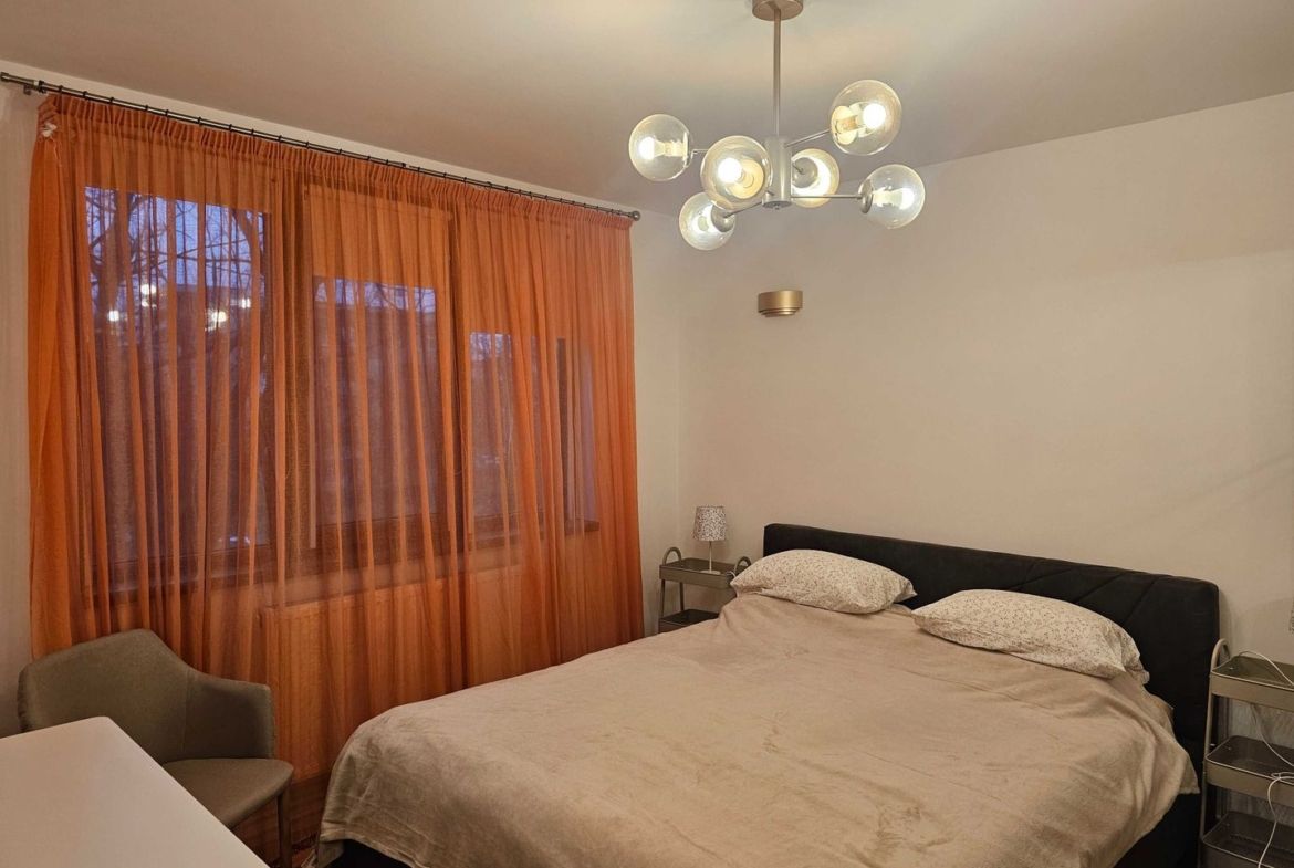 De vanzare apartament 3 camere mobilat, etaj 2, zonă liniștită, 88.000 euro