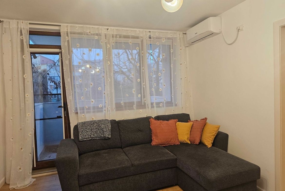 De vanzare apartament 3 camere mobilat, etaj 2, zonă liniștită, 88.000 euro