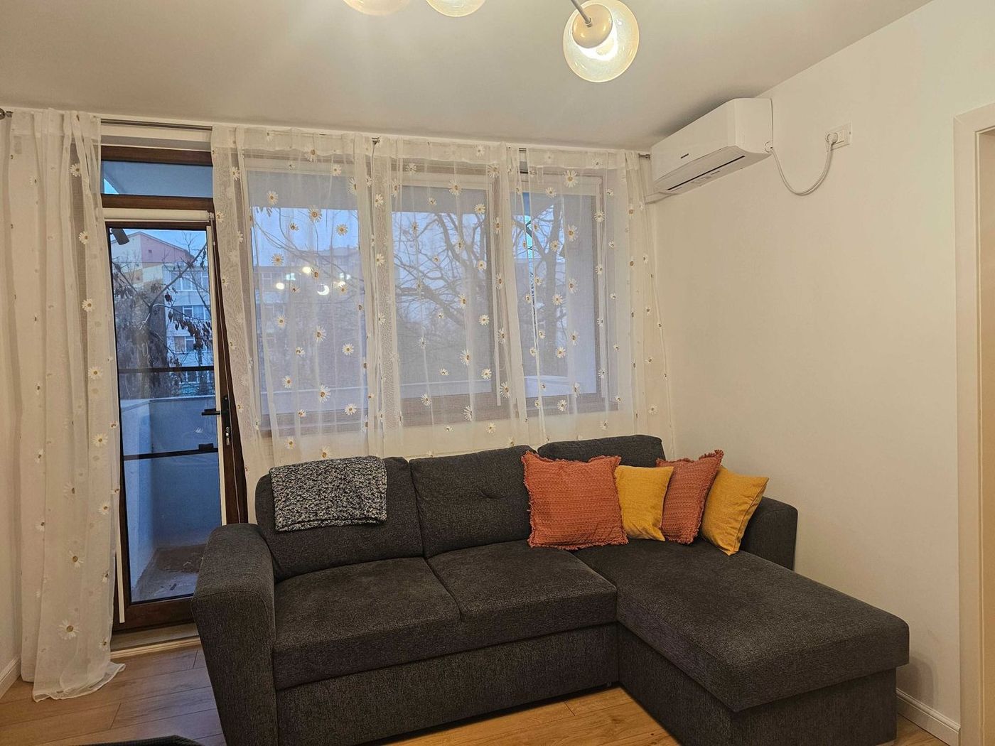 De vanzare apartament 3 camere mobilat, etaj 2, zonă liniștită, 88.000 euro