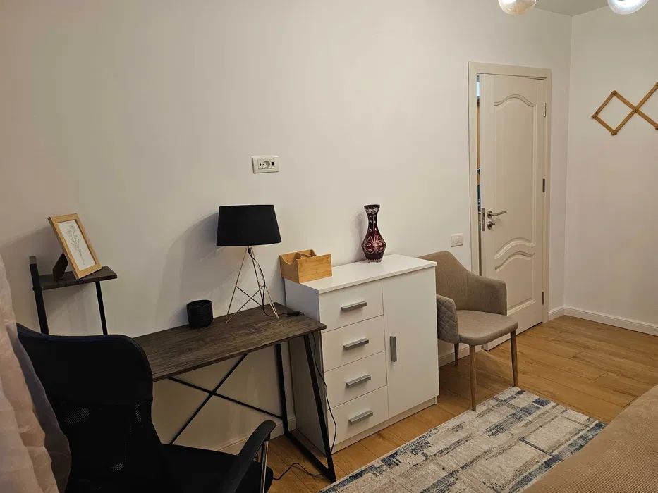 De vanzare apartament 3 camere mobilat, etaj 2, zonă liniștită, 88.000 euro