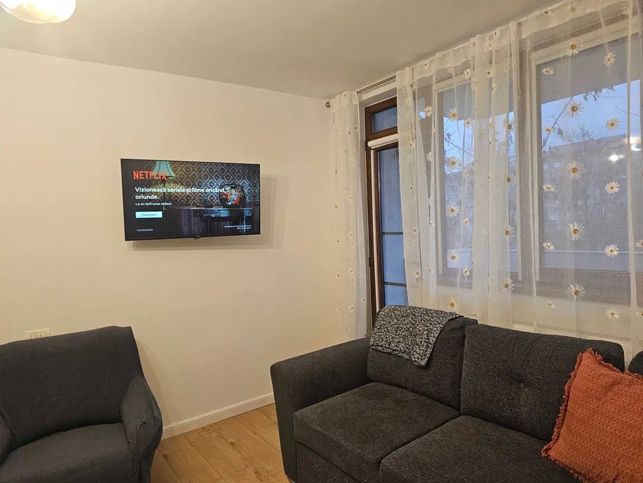 De vanzare apartament 3 camere mobilat, etaj 2, zonă liniștită, 88.000 euro