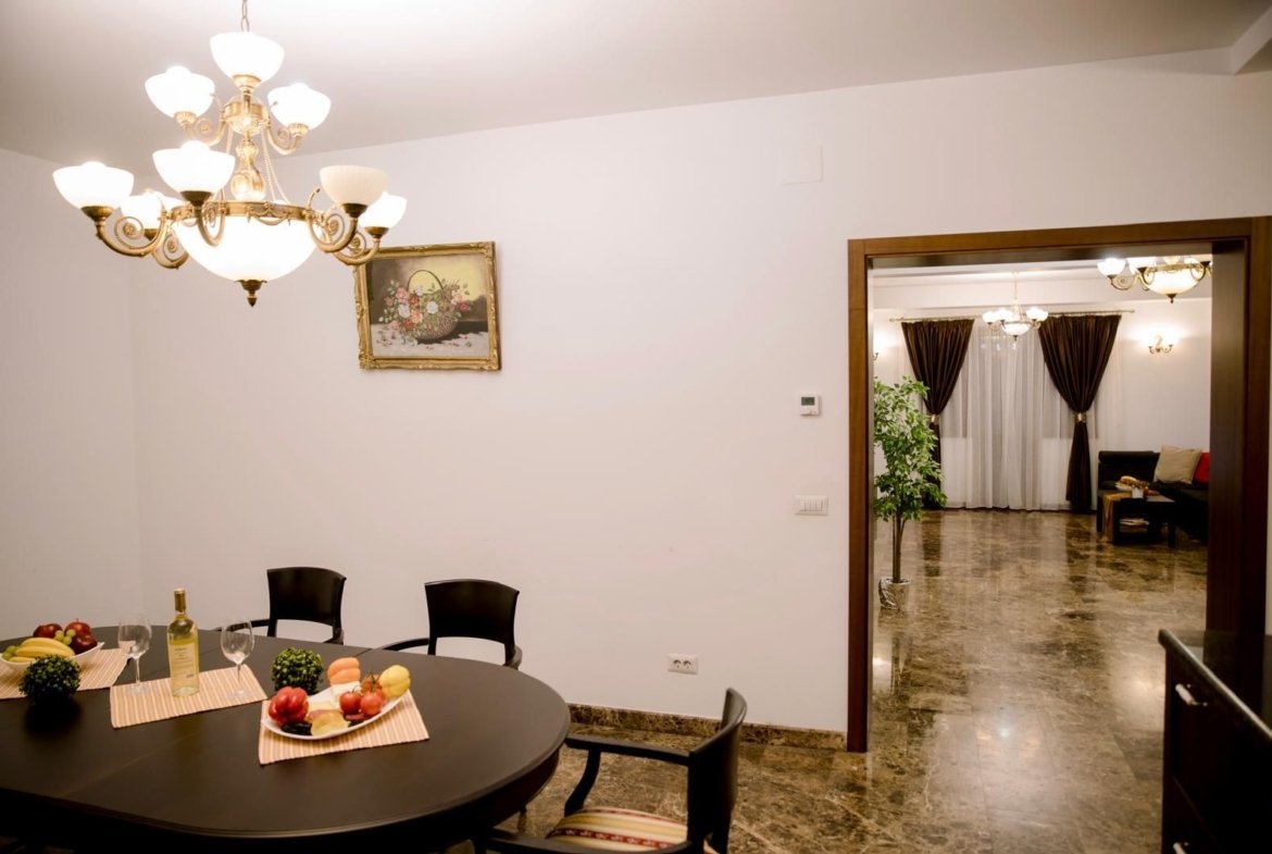 Universitate apartament 5 camere 220 mp de inchiriat
