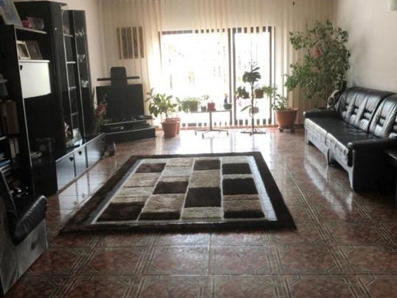 Afumati vila 8 camere , teren 1300 mp , piscina