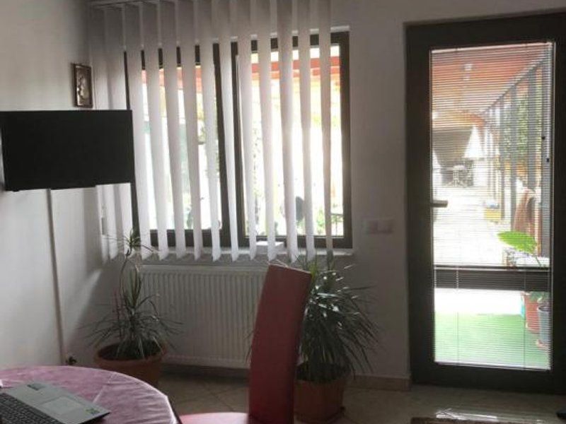 Afumati vila 8 camere , teren 1300 mp , piscina