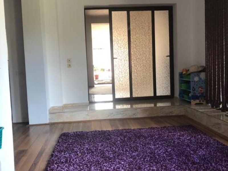 Afumati vila 8 camere , teren 1300 mp , piscina