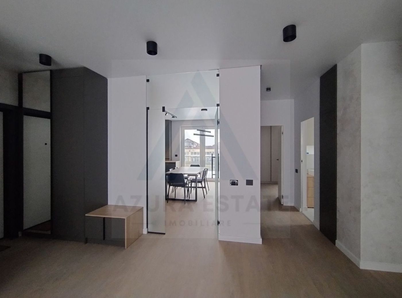 Apartament lux 85 mp utili 3 camere 2 bai si parcare subterana Central