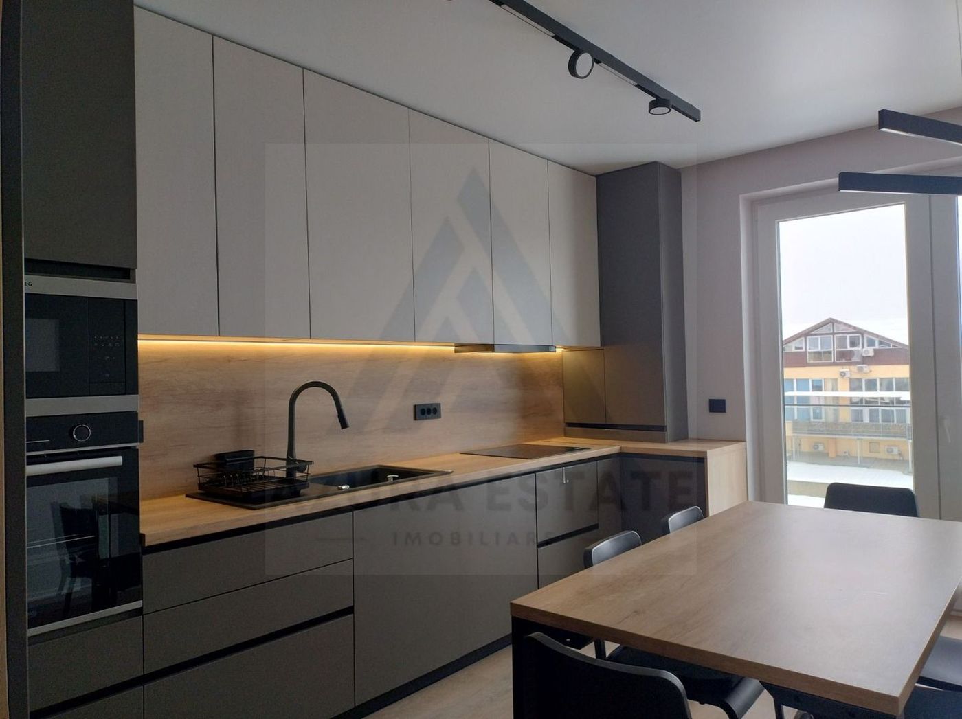 Apartament lux 85 mp utili 3 camere 2 bai si parcare subterana Central