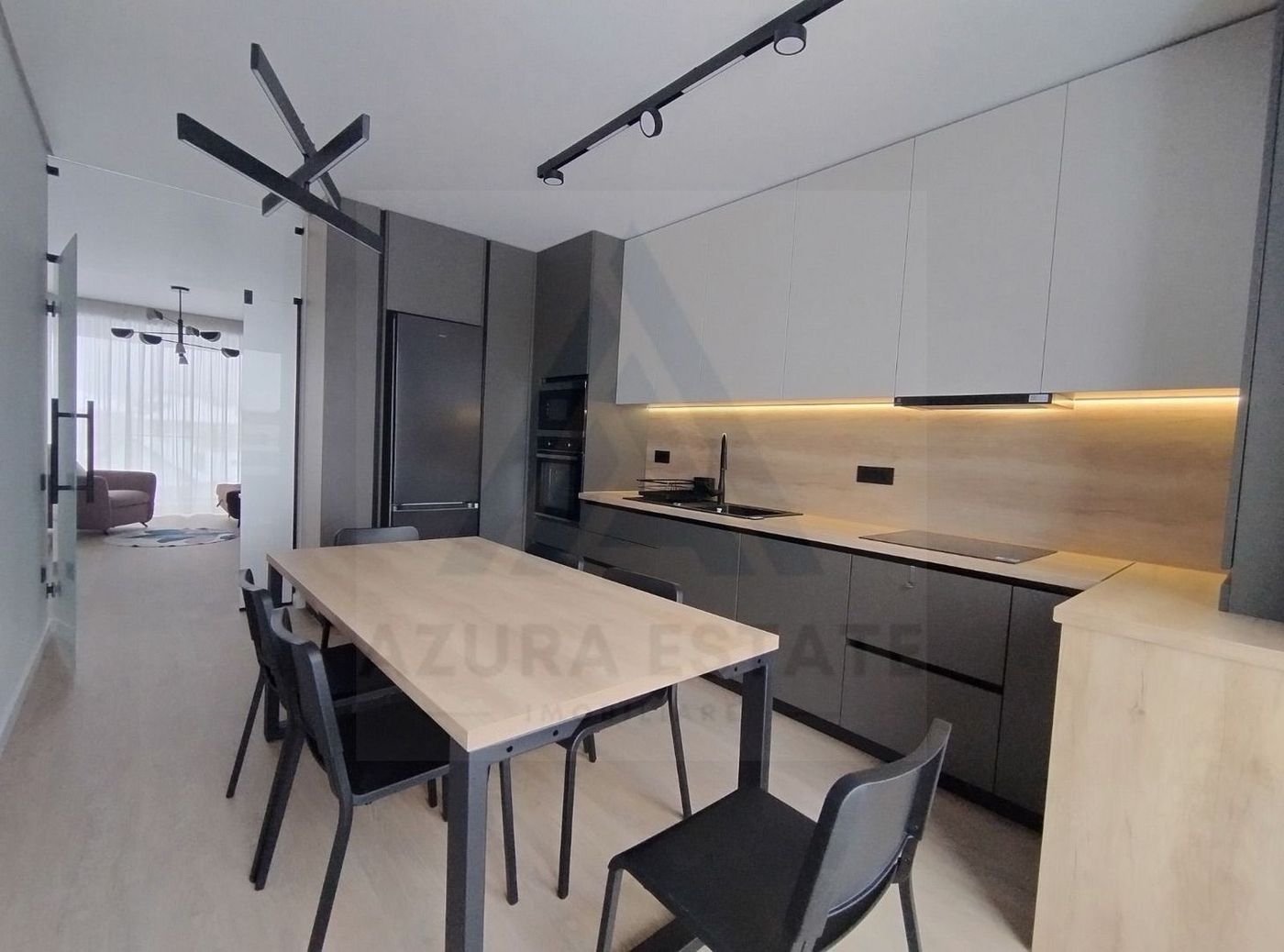 Apartament lux 85 mp utili 3 camere 2 bai si parcare subterana Central