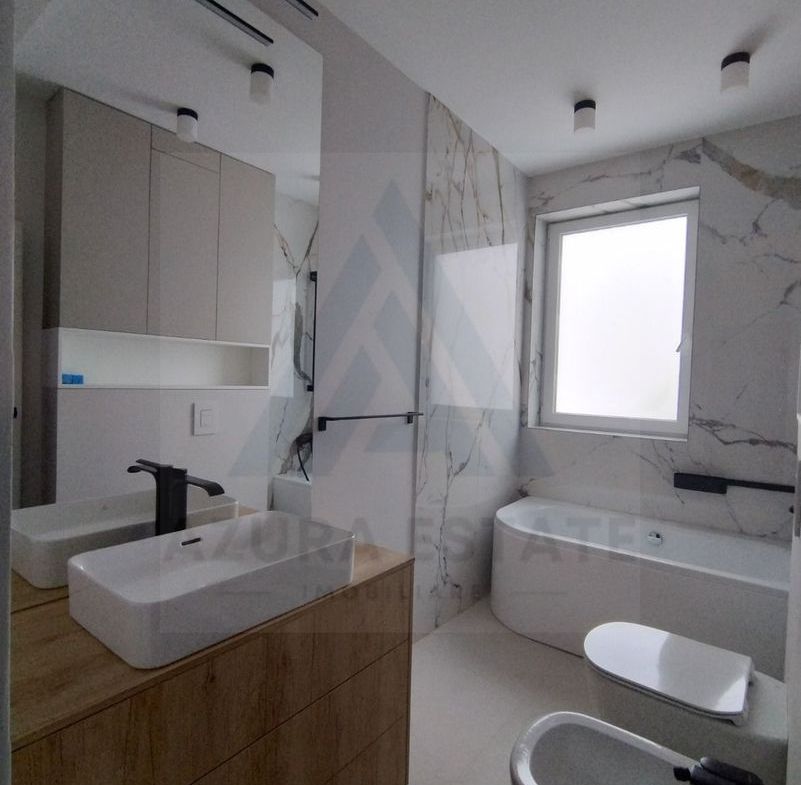 Apartament lux 85 mp utili 3 camere 2 bai si parcare subterana Central