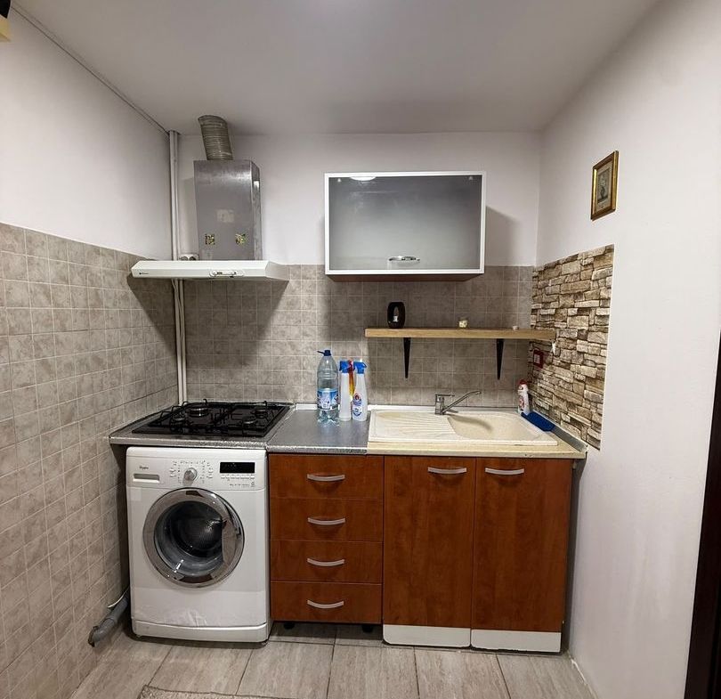 De vanzare garsoniera micro 40, et. 3/3, 27.000 euro