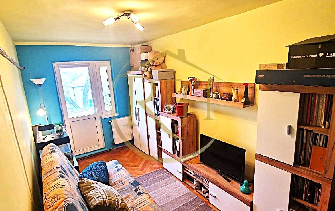 Vand apartament cu 4 camere in zona spitalul judetean,comision ,,0”