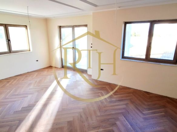 Oferim spre vanzare casa-duplex cu 4 camere si 3 bai situata in Giroc