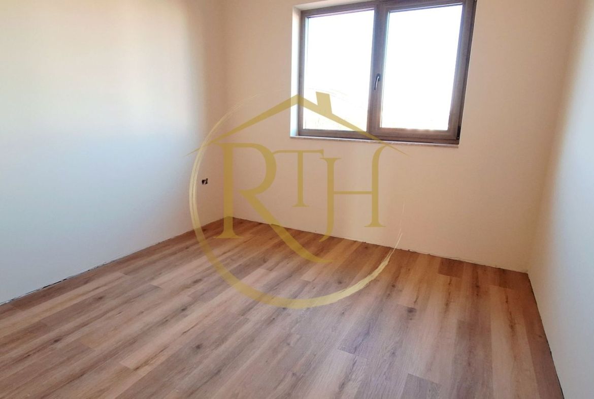 Oferim spre vanzare casa-duplex cu 4 camere si 3 bai situata in Giroc