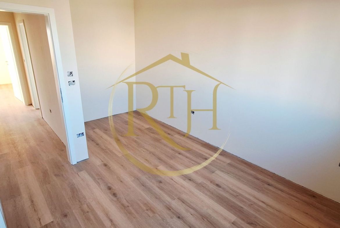 Oferim spre vanzare casa-duplex cu 4 camere si 3 bai situata in Giroc