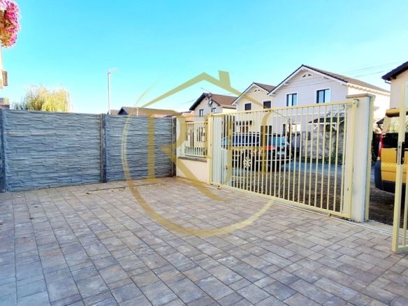 Oferim spre vanzare casa-duplex cu 4 camere si 3 bai situata in Giroc